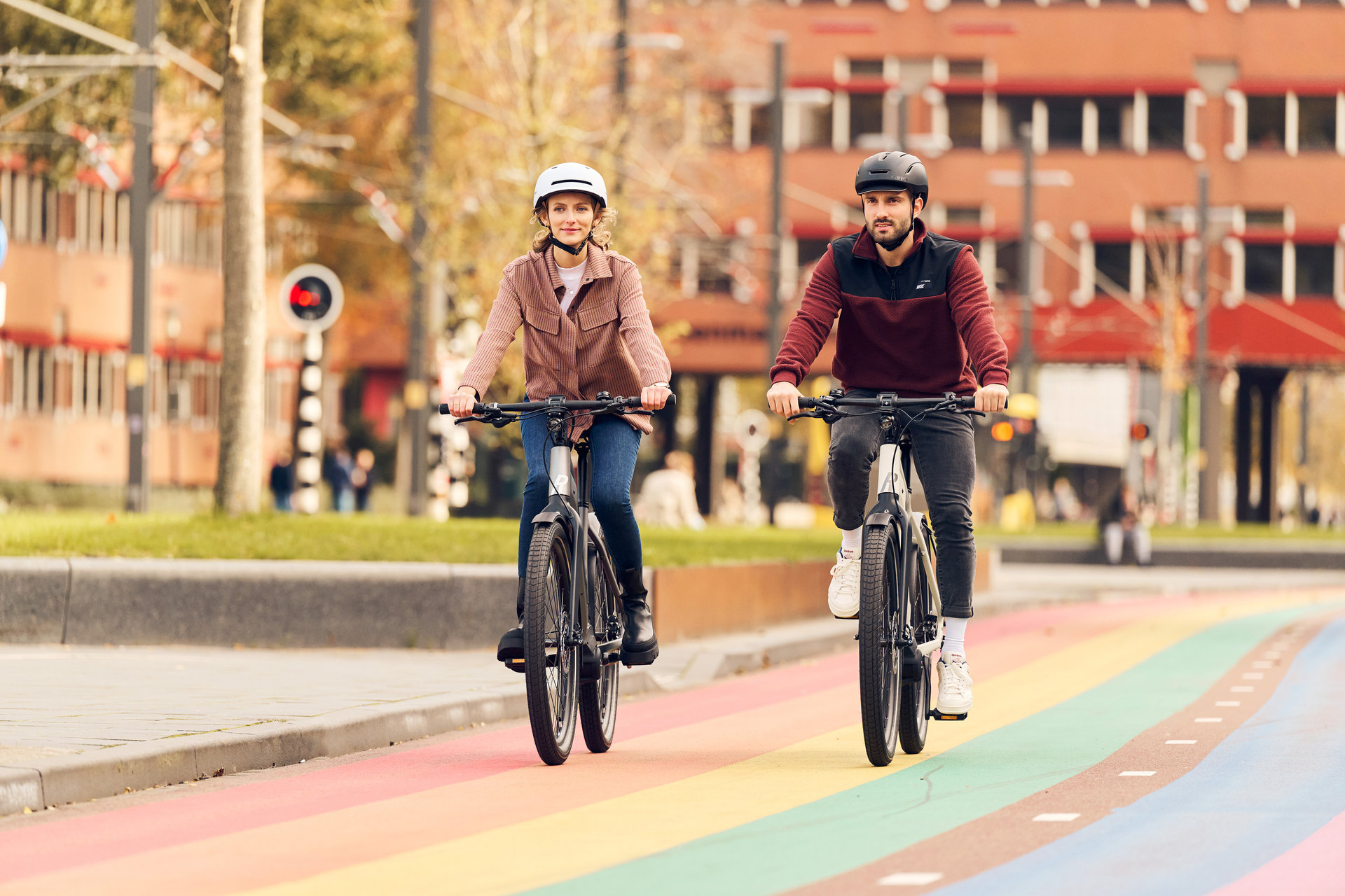 E-Bike Trends Zwei Personen fahren nebeneinander Fahrrad auf einem Fahrradweg